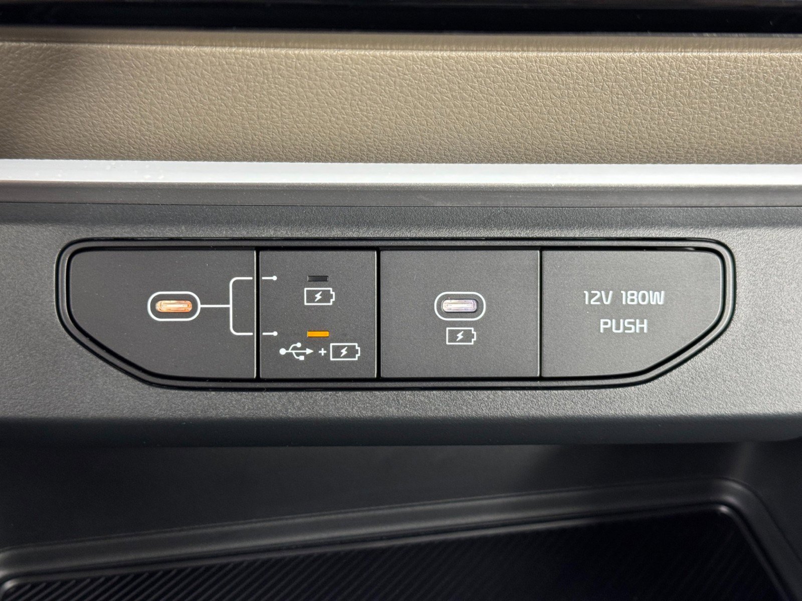 Used 2025 Kia Carnival FWD image 29