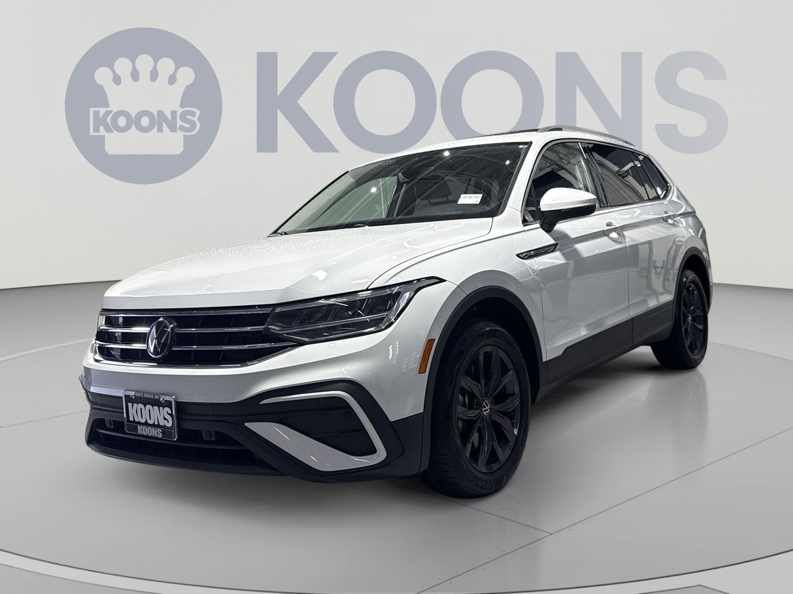 Used 2024 Volkswagen Tiguan SE w/ Panoramic Sunroof Package
