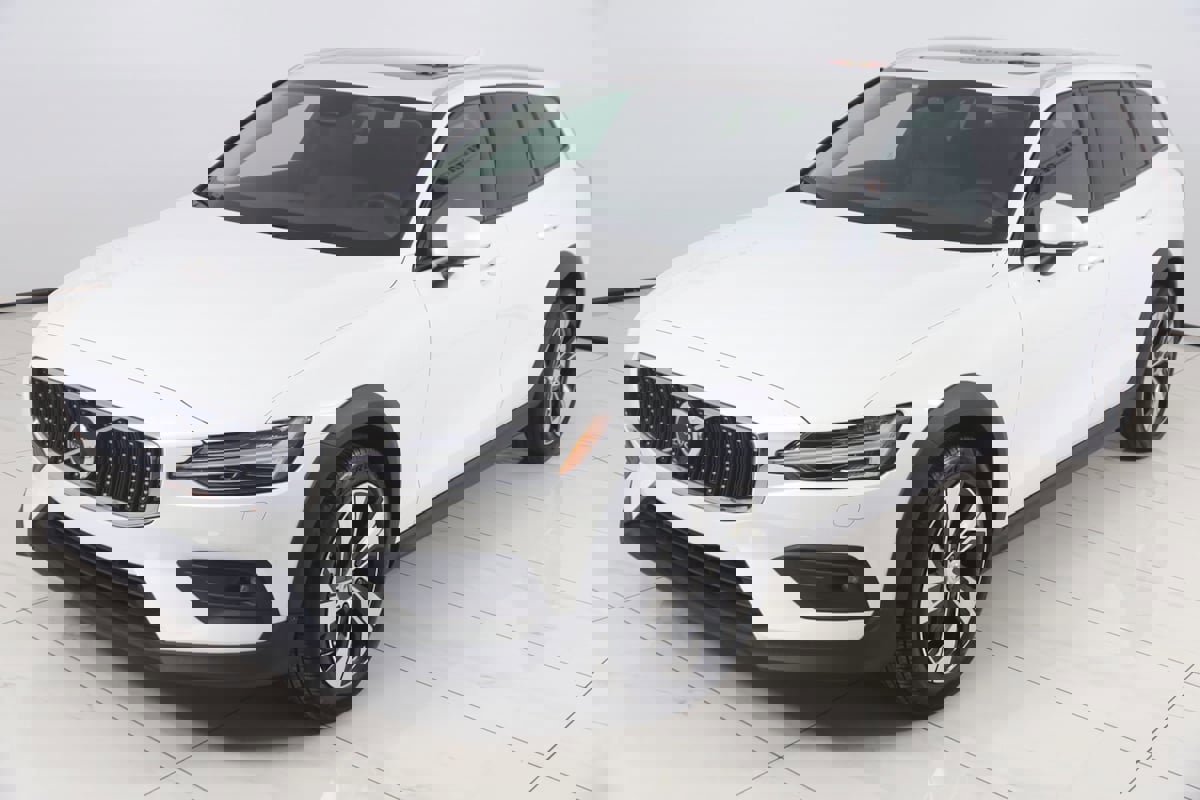 Used 2024 Volvo V60 B5 Cross Country Plus image 23