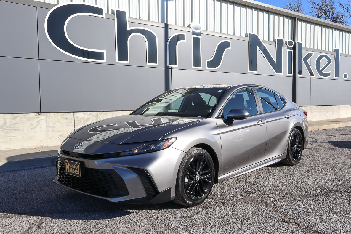 Used 2025 Toyota Camry SE image 1