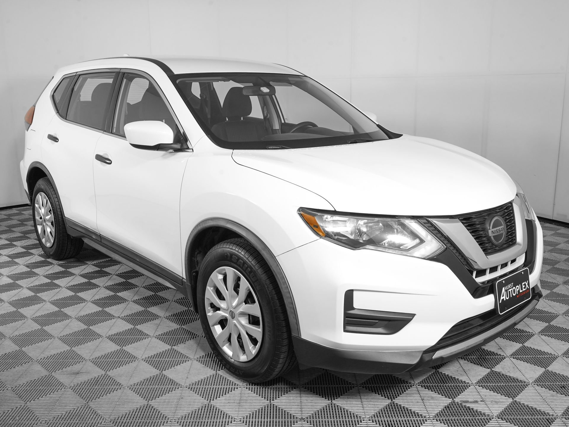 Used 2018 Nissan Rogue S FWD image 2