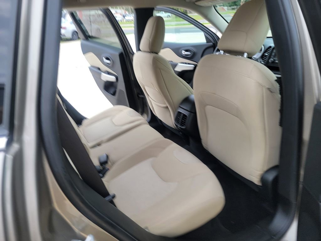 Used 2018 Jeep Cherokee Latitude AWD/4WD image 15