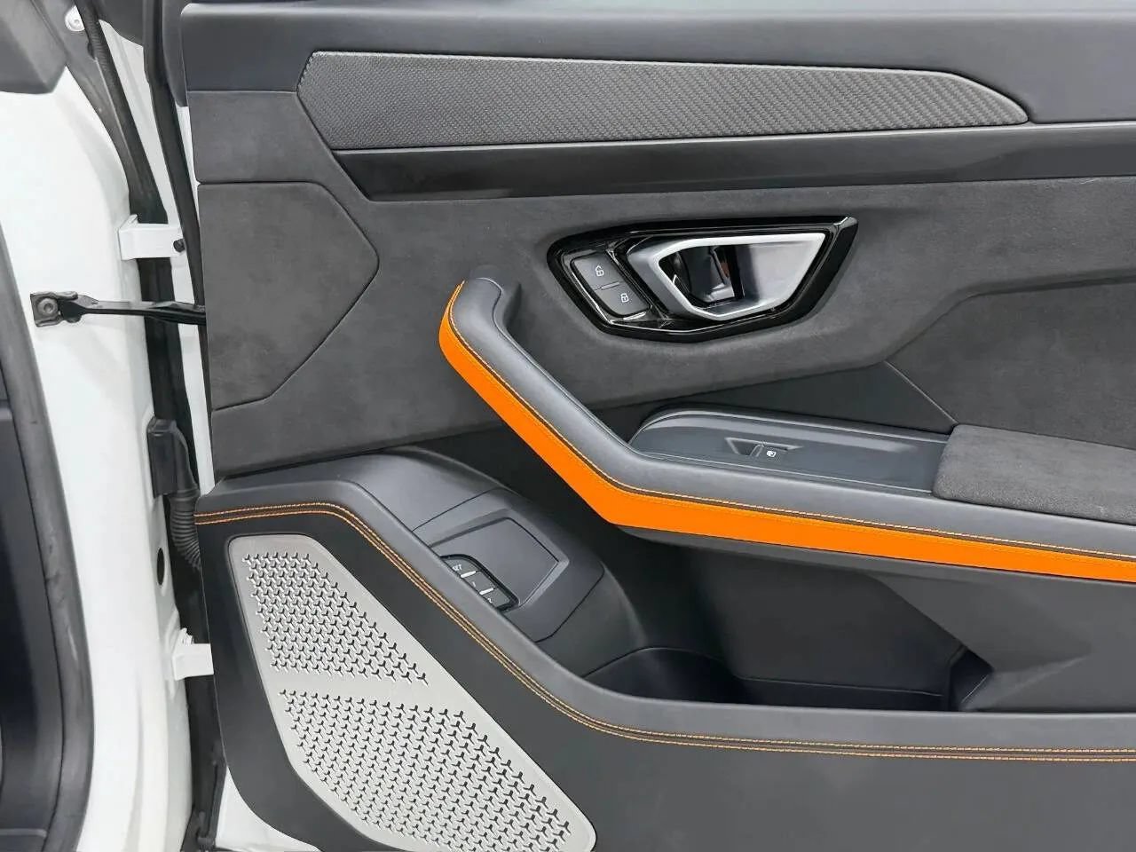 Used 2022 Lamborghini Urus AWD/4WD image 17