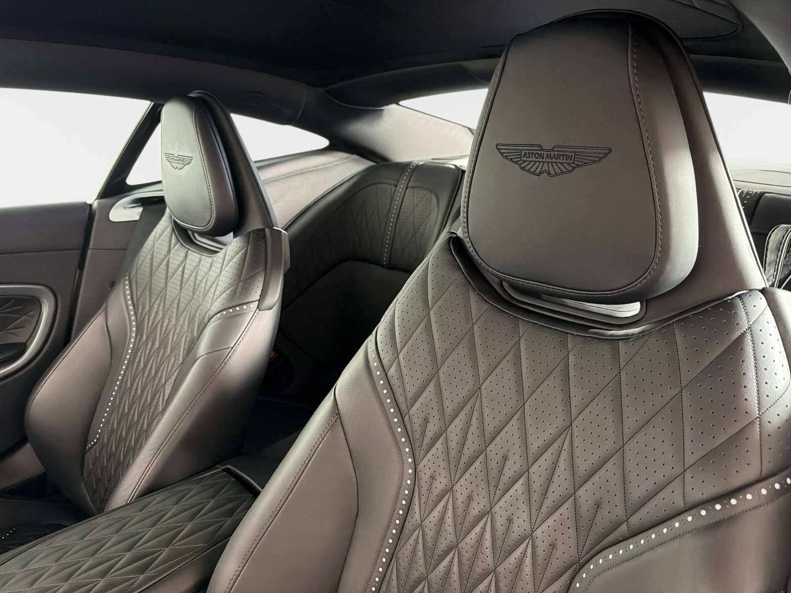 Used 2024 Aston Martin DB12 Coupe RWD image 31