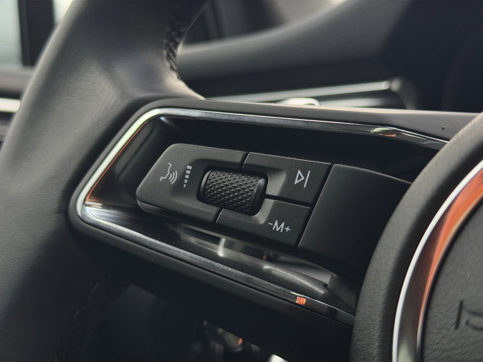 Certified 2025 Porsche Macan AWD/4WD image 26