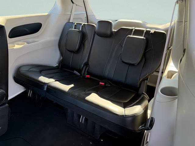 Used 2024 Chrysler Pacifica Touring-L FWD image 8