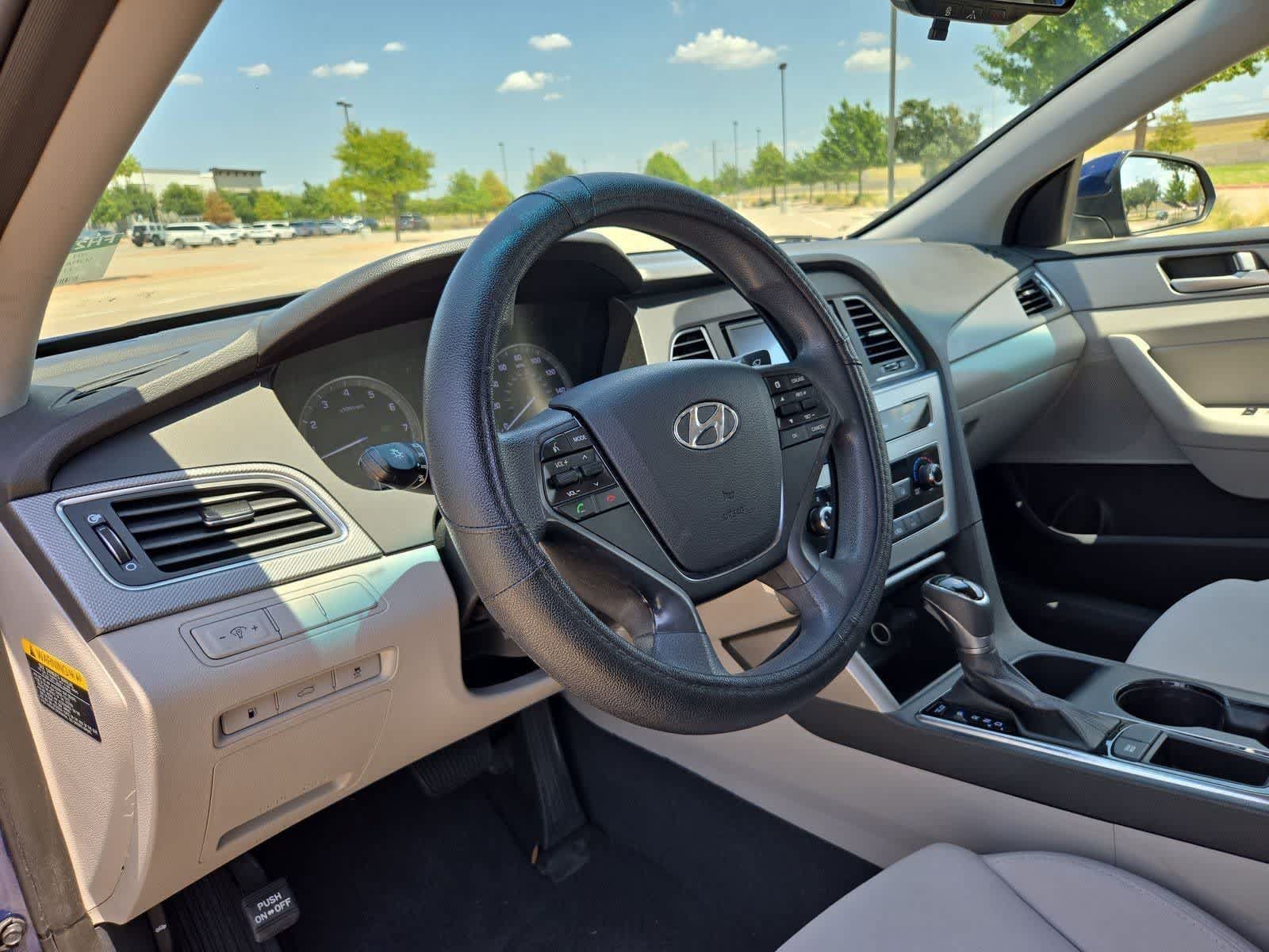 Used 2015 Hyundai Sonata SE w/ Option Group 09 FWD image 2