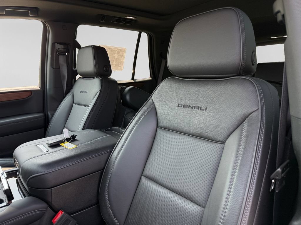 Used 2025 GMC Yukon Denali w/ Sun & Power Step Package AWD/4WD image 23