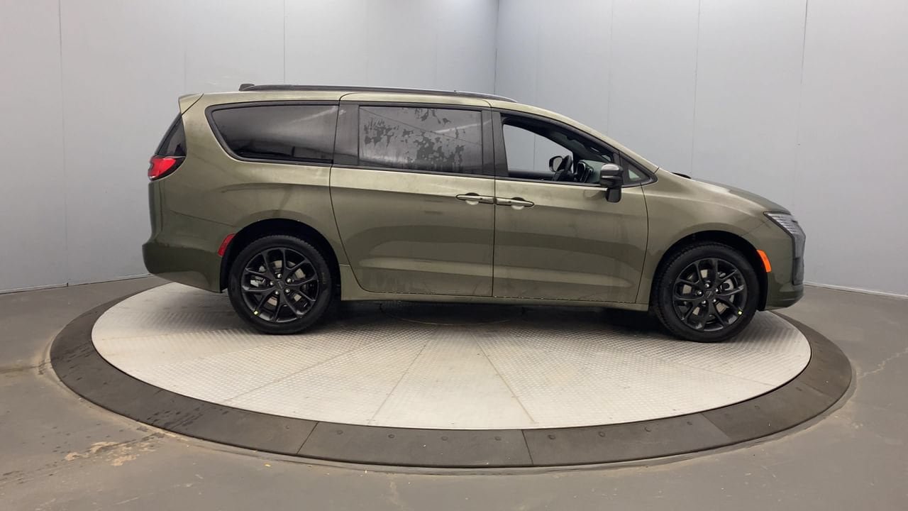 New 2027 Chrysler Pacifica Limited AWD/4WD image 6
