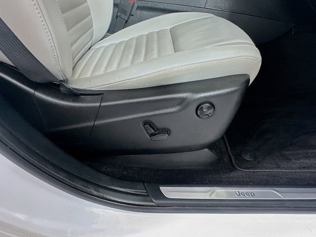 Used 2018 Jeep Grand Cherokee Limited image 24