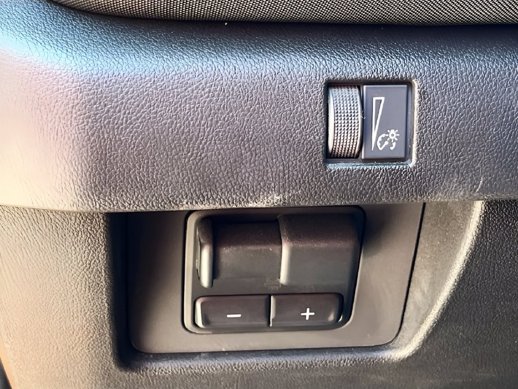 Used 2025 Chevrolet Colorado Z71 w/ Technology Package AWD/4WD image 10