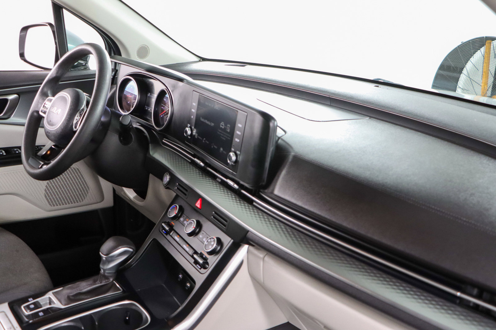 Used 2023 Kia Carnival LX image 26