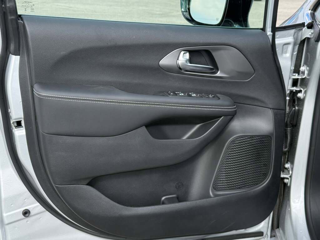 New 2026 Chrysler Voyager LX image 30