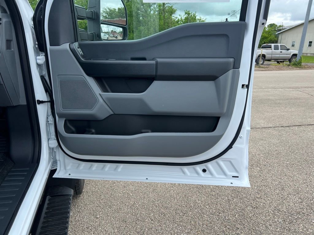New 2025 Ford F550 4x4 Regular Cab Super Duty w/ XL Chrome Package image 15