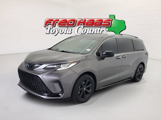 Used 2022 Toyota Sienna XSE w/ XSE Plus Package AWD/4WD image 1