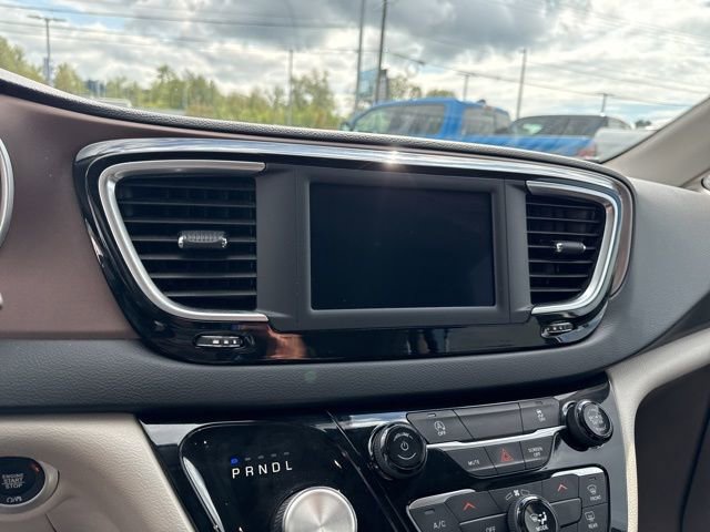 Used 2023 Chrysler Voyager LX FWD image 23