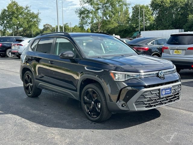 Used 2025 Volkswagen Taos SE AWD/4WD image 3
