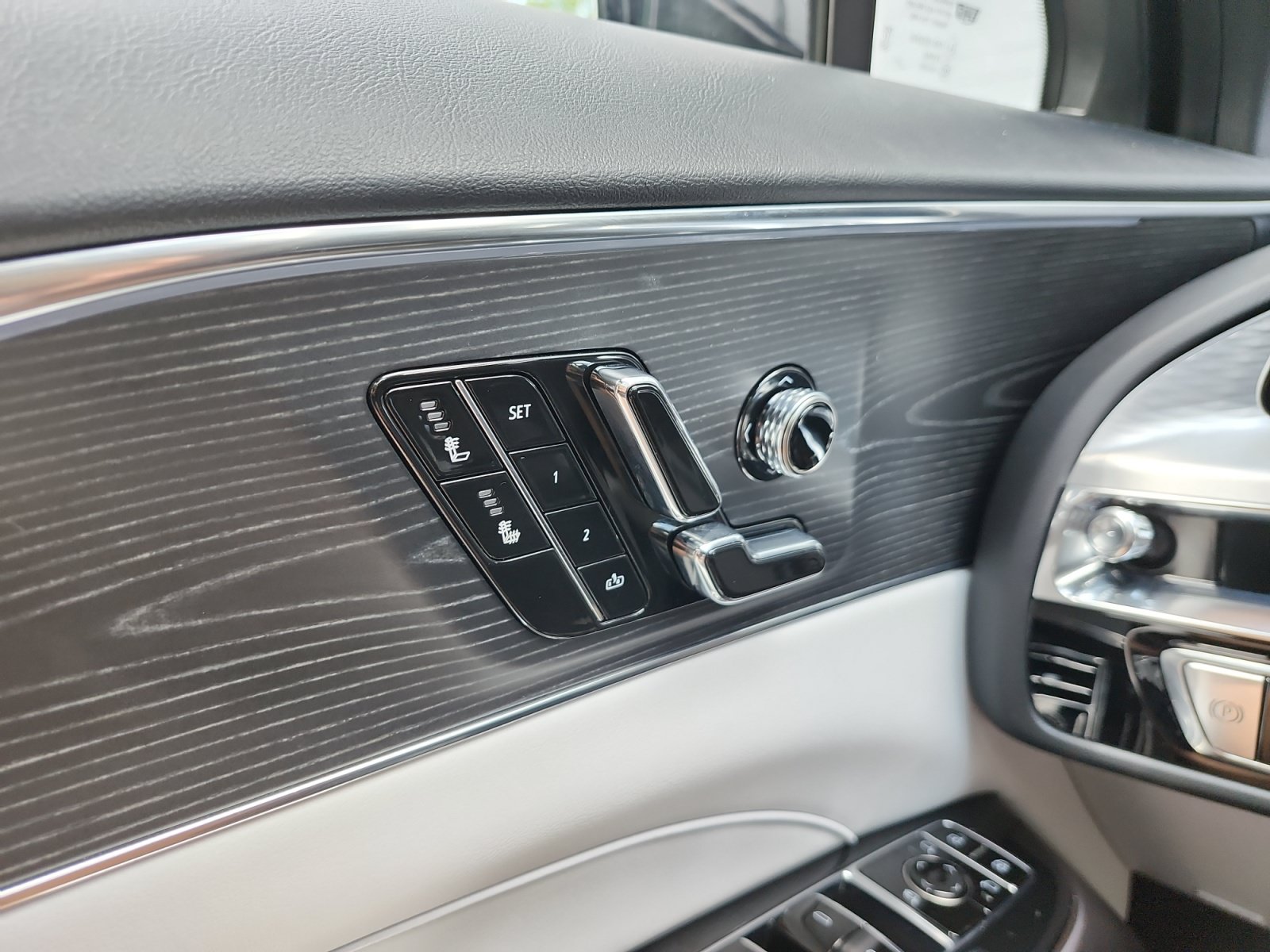 Used 2024 Cadillac Lyriq Luxury AWD/4WD image 18