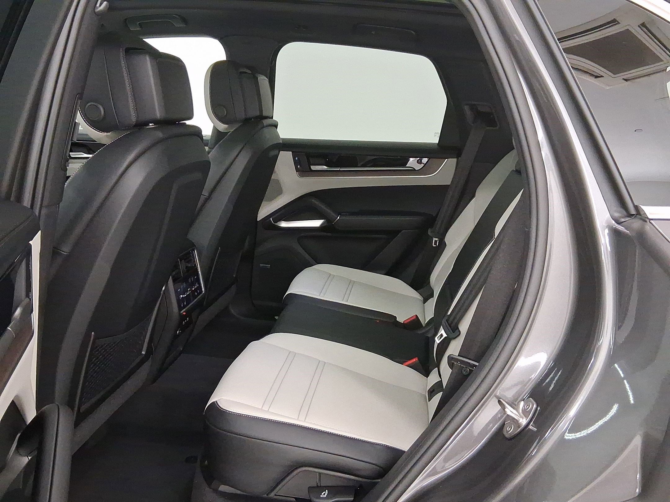 Used 2026 Porsche Cayenne E-Hybrid image 13