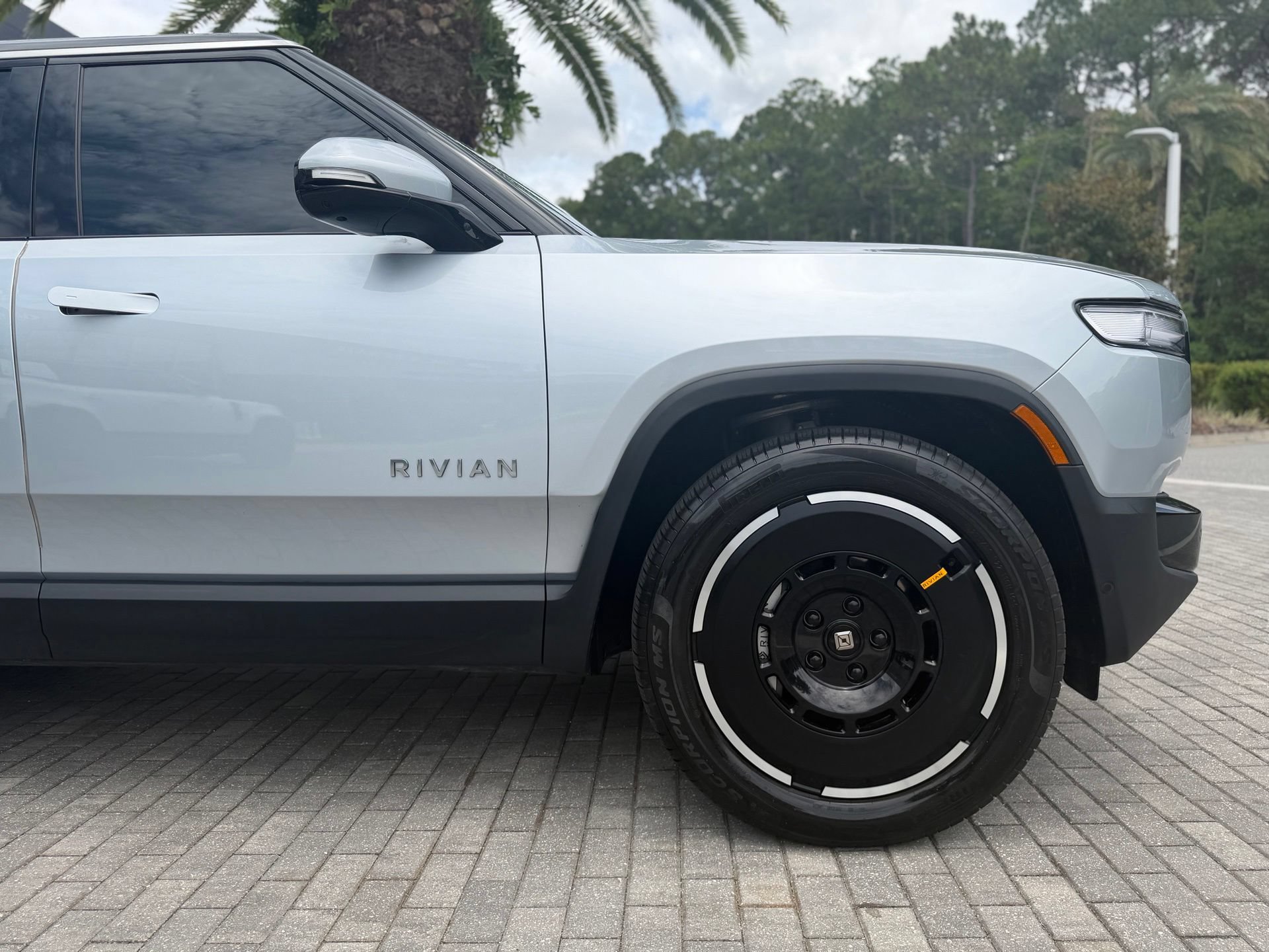 Used 2025 Rivian R1S Adventure AWD/4WD image 9