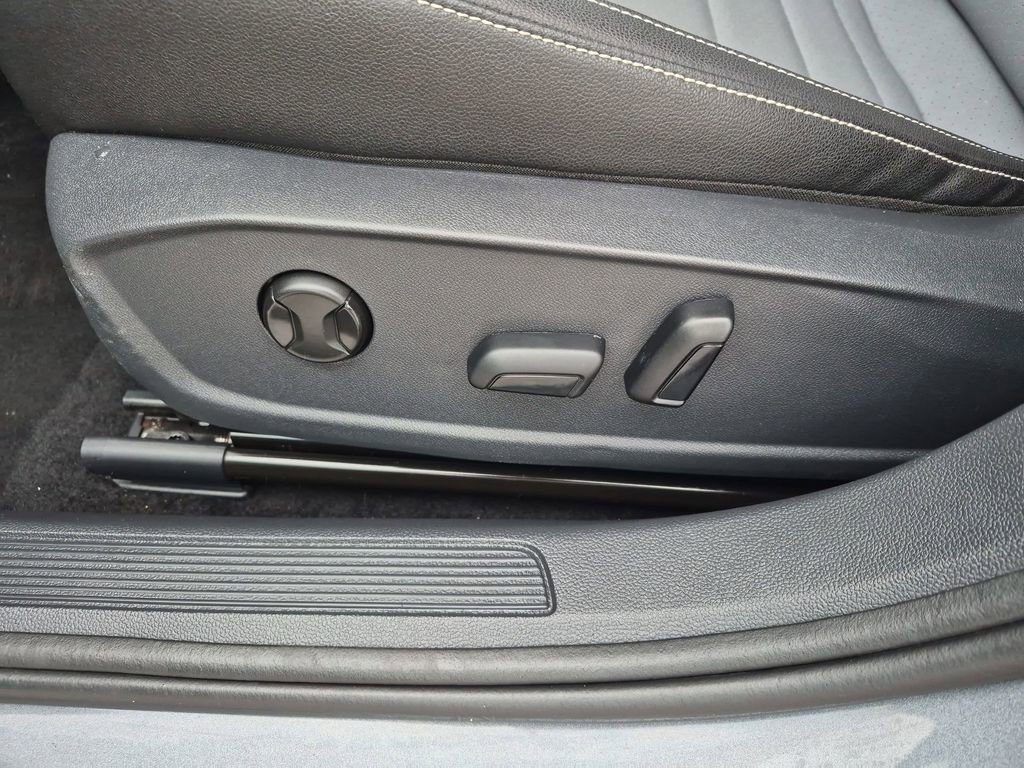 Used 2025 Volkswagen Jetta SE FWD image 12
