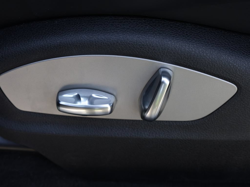 Used 2025 Porsche Macan Turbo AWD/4WD image 16
