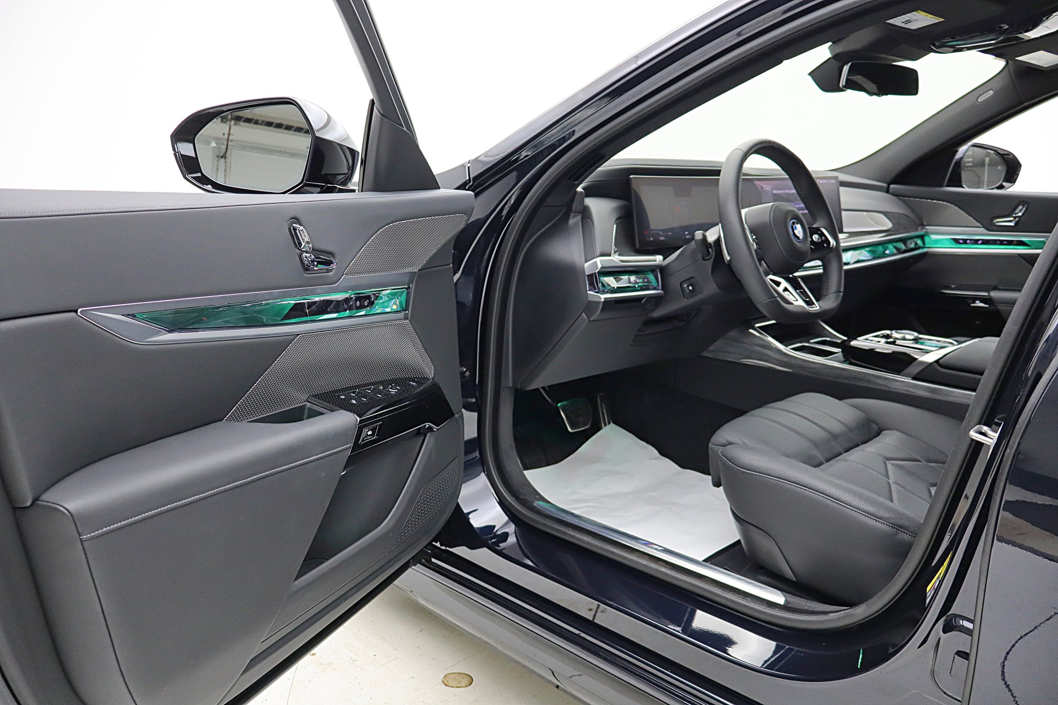 Used 2023 BMW i7 xDrive60 image 40