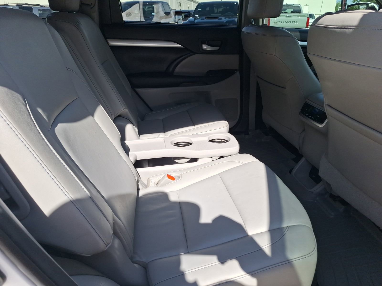 Used 2016 Toyota Highlander XLE FWD image 32