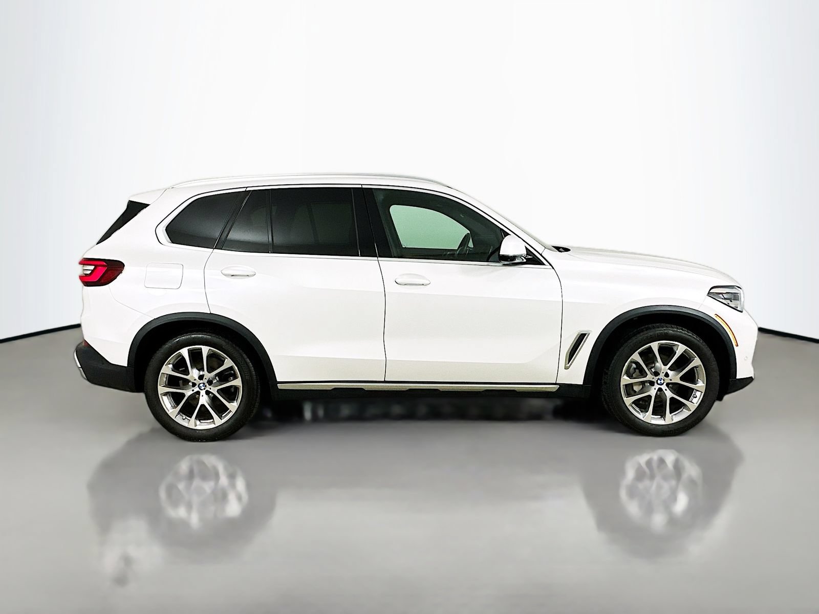 Used 2023 BMW X5 xDrive40i w/ Parking Assistance Package AWD/4WD image 4