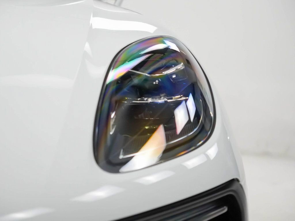 Certified 2025 Porsche Macan image 6
