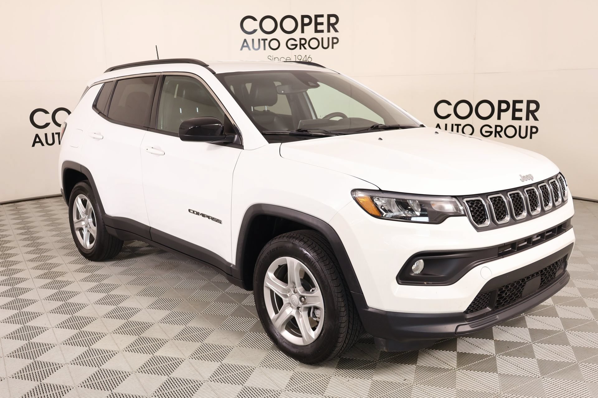 Used 2024 Jeep Compass Latitude w/ Convenience Group AWD/4WD image 1