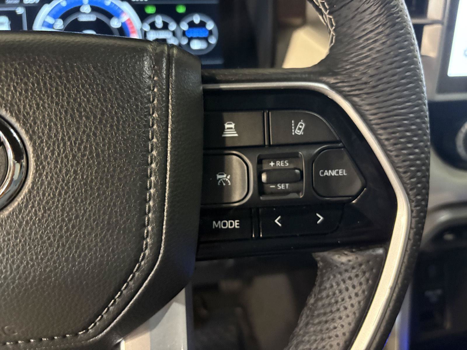 Used 2025 Toyota Sequoia Capstone AWD/4WD image 17