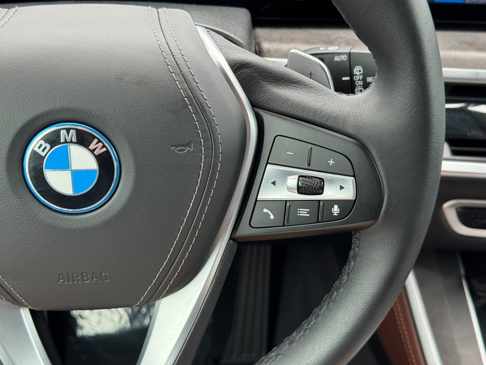 Used 2024 BMW X5 xDrive50e w/ Parking Assistance Package AWD/4WD image 24