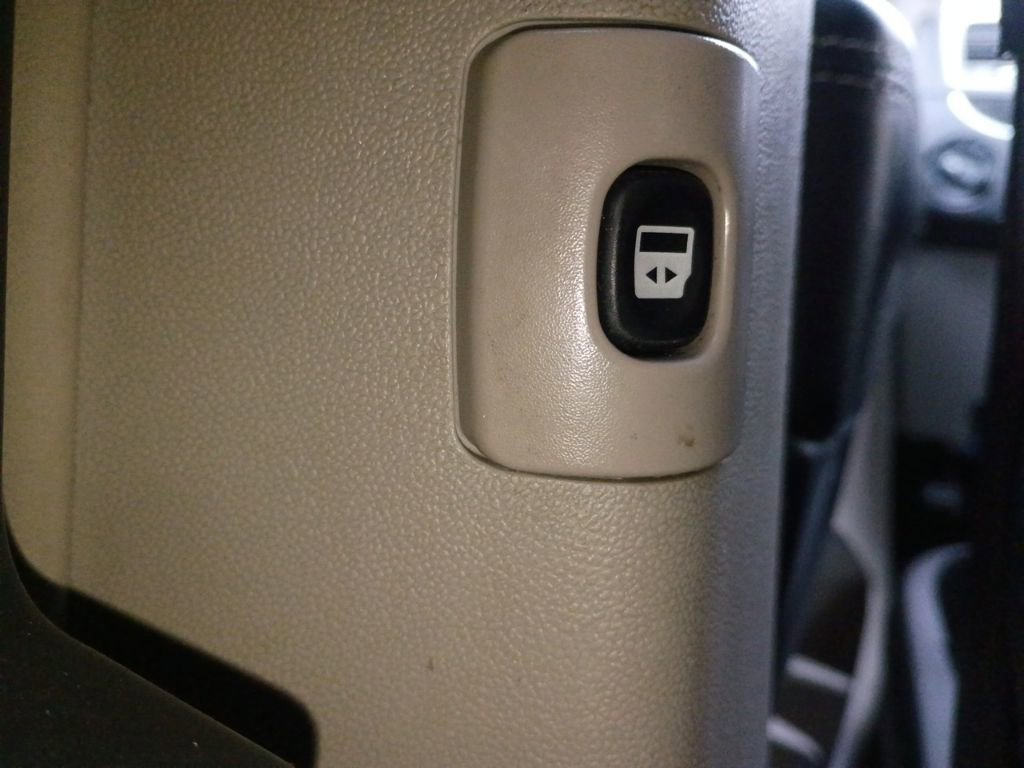 Used 2015 Chrysler Town & Country Touring w/ Driver Convenience Group image 18