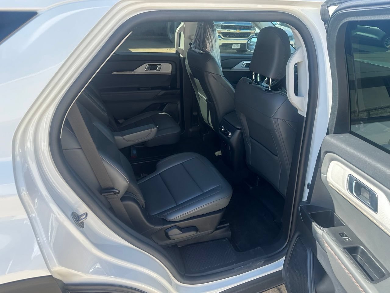Used 2025 Ford Explorer Active w/ Active Comfort Package RWD image 2