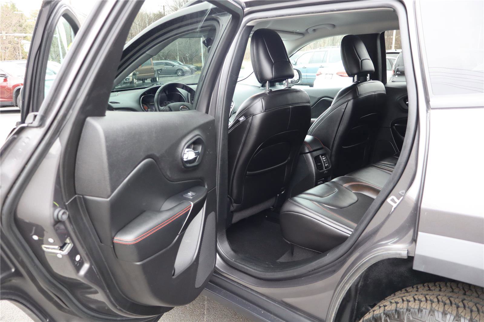 Used 2019 Jeep Cherokee Trailhawk image 22