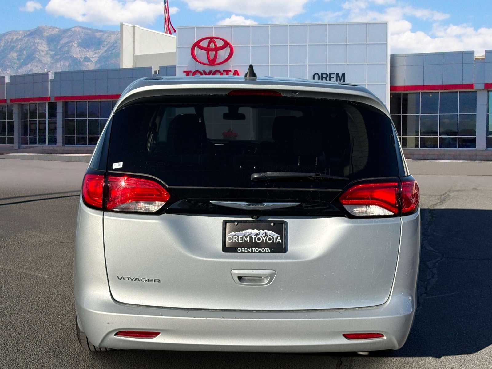 Used 2022 Chrysler Voyager LX image 4