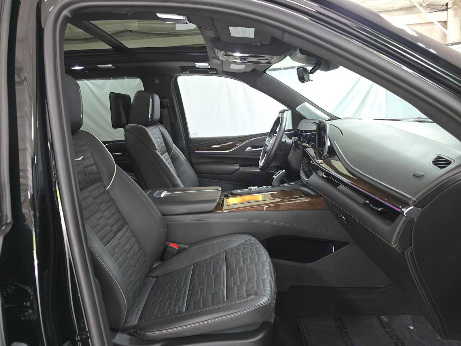Used 2024 Cadillac Escalade ESV Premium Luxury Platinum AWD/4WD image 10