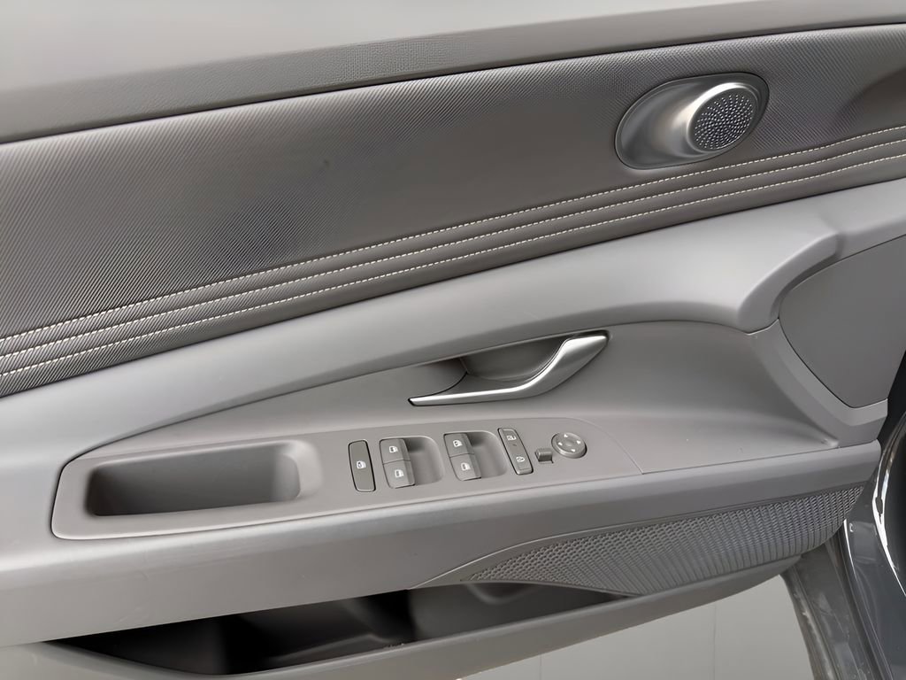 Used 2025 Hyundai Elantra SEL image 15