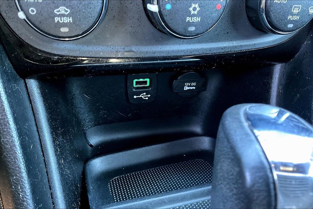 Used 2011 Chrysler 200 Limited FWD image 14