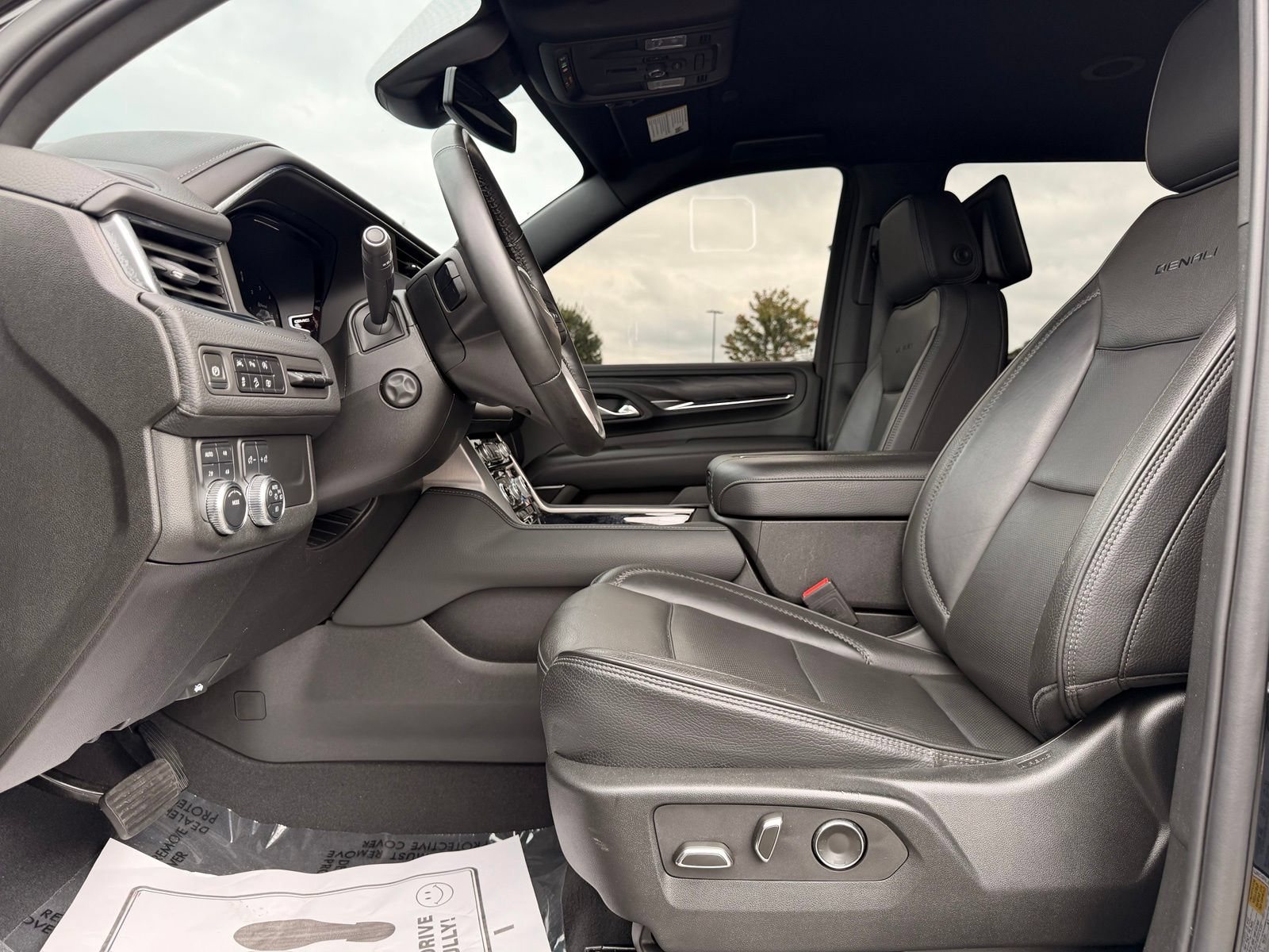 Used 2024 GMC Yukon Denali AWD/4WD image 15