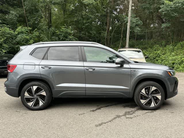 Used 2023 Volkswagen Taos SE w/ Panoramic Sunroof Package AWD/4WD image 3