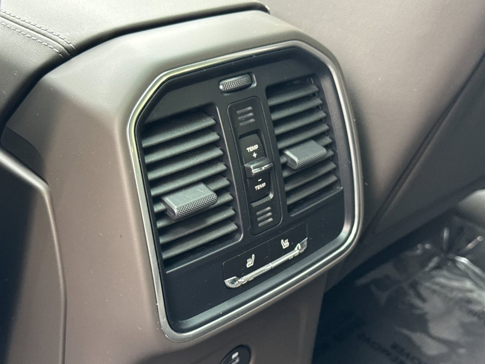 Certified 2025 Porsche Macan AWD/4WD image 15