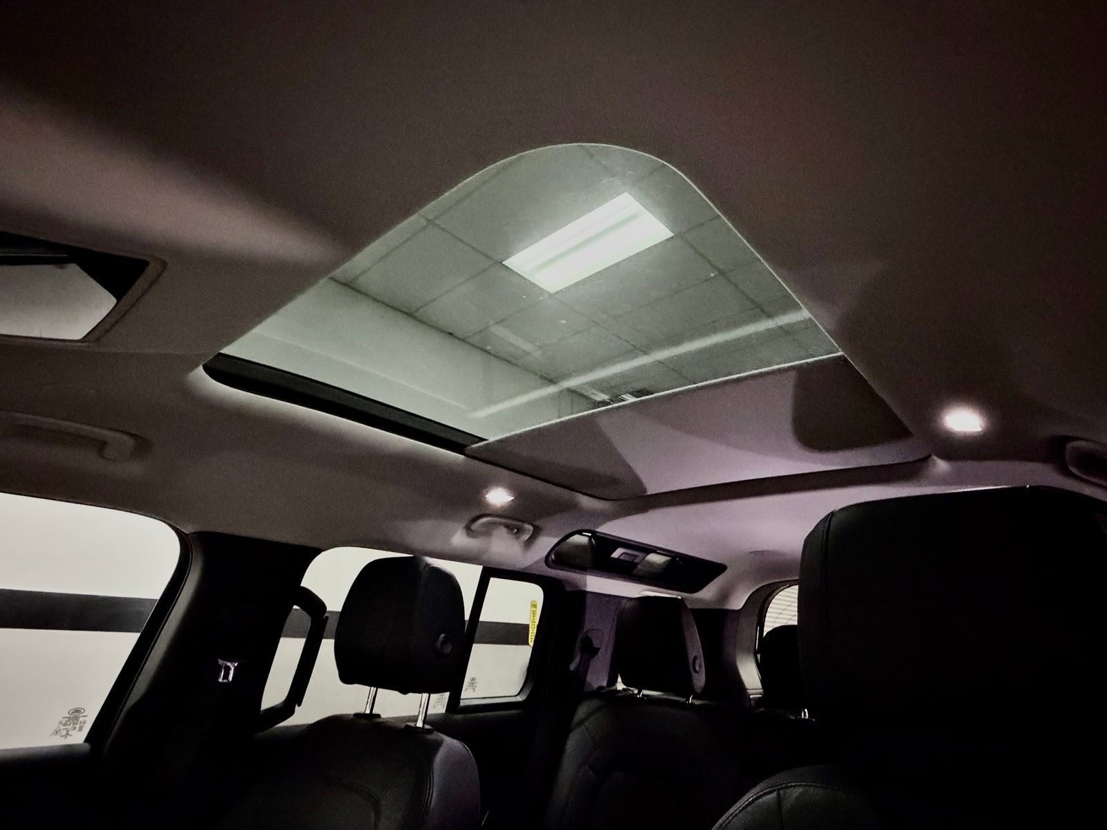 Used 2023 Land Rover Defender 110 SE image 24