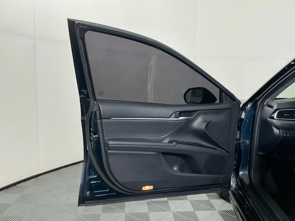 Used 2018 Toyota Camry XSE FWD image 19