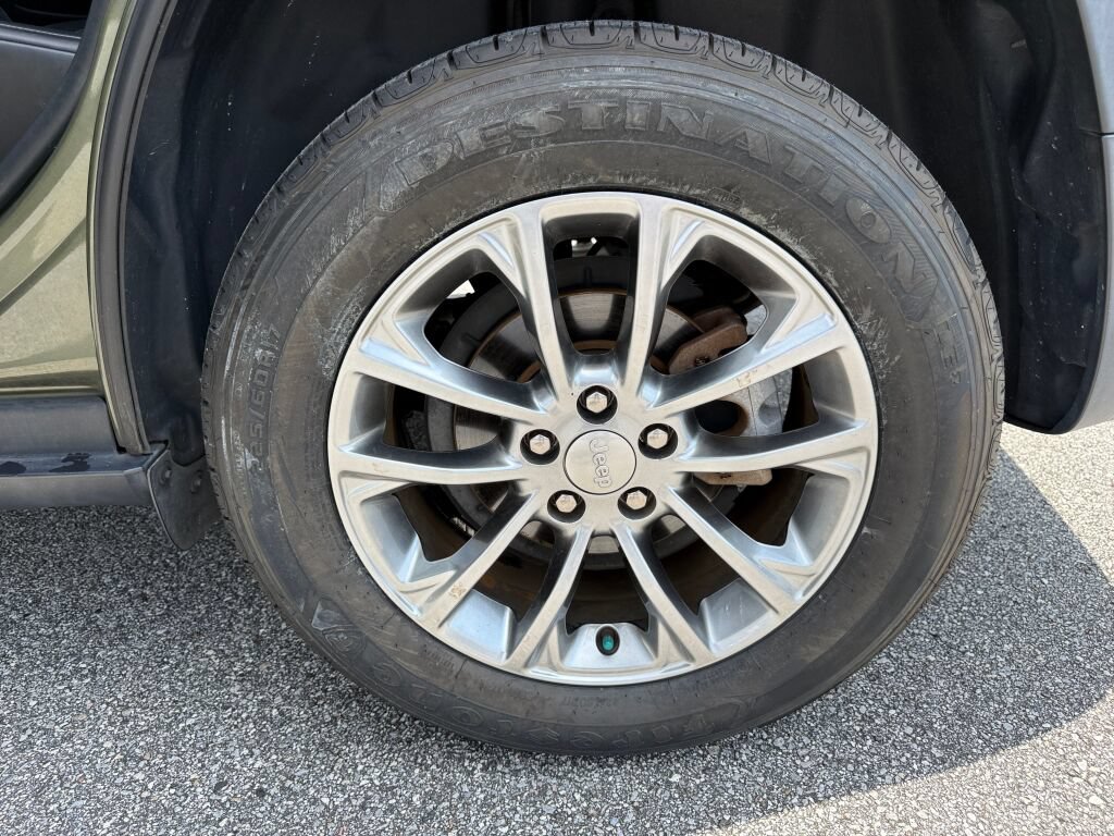 Used 2019 Jeep Cherokee Latitude Plus FWD image 32