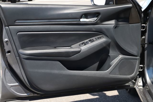 Used 2025 Nissan Altima 2.5 SV FWD image 15