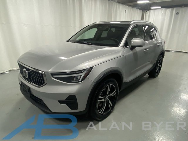Used 2025 Volvo XC40 B5 Core