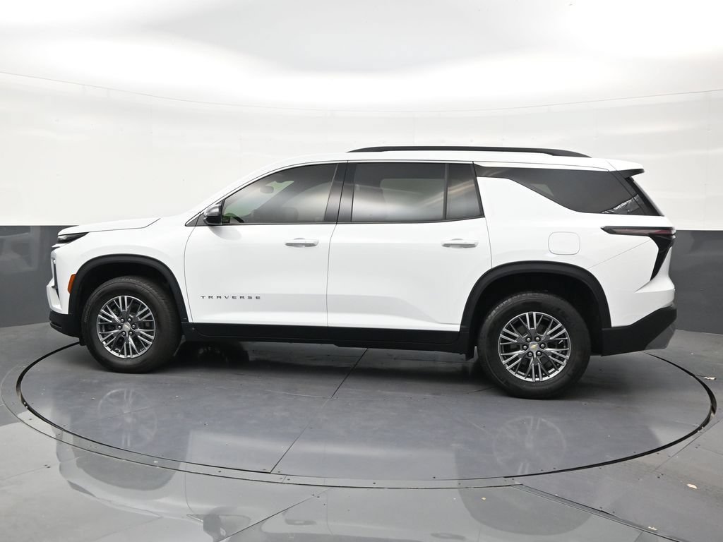 Used 2025 Chevrolet Traverse LT FWD image 2