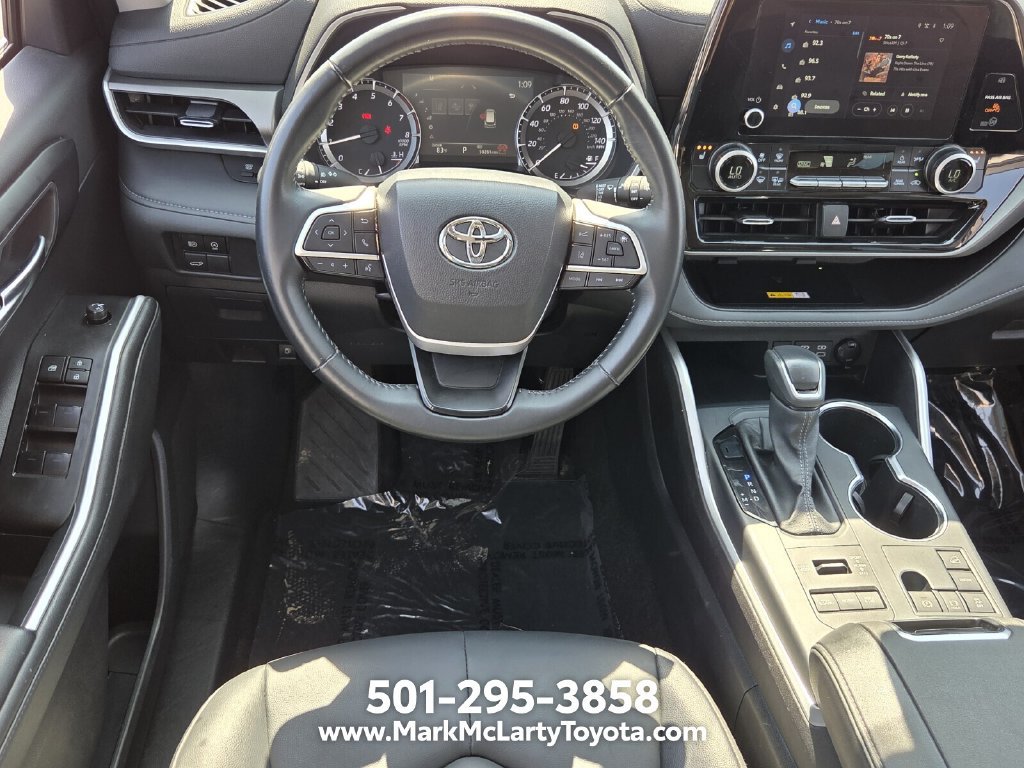 Used 2025 Toyota Highlander XLE AWD/4WD image 11